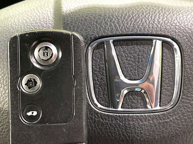 �yHonda�X�}�[�g�L�[�z�J�o����|�P�b�g�ɓ��ꂽ�܂܂ł��h�A�̎{���E�������\�ȃX�}�[�g�L�[�𑕔��B�G���W���̃I���E�I�t�����J�M�����o���K�v����������Ƃ��Ă��֗��ł���