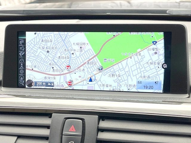 �������i�r:��̊��̂���i�r�́A����������ԓ������o���Ă���܂��BBluetooth�Đ��ȂǃI�[�f�B�I�@�\���[�����Ă���܂��̂ŁA�^�]�����y���߂܂���