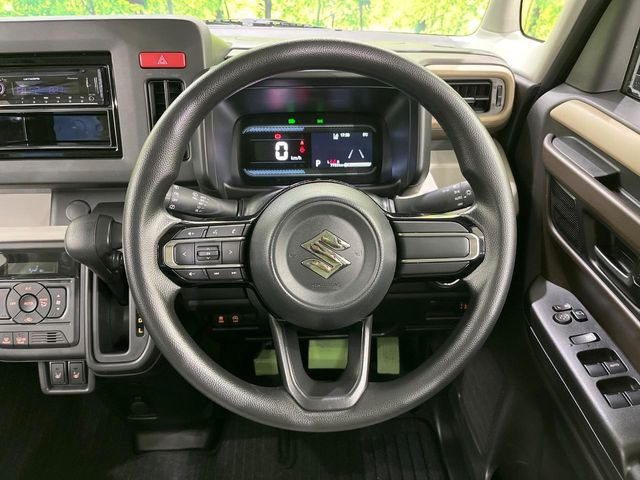 �C���e���A�ɍ��킹���f�U�C���̃X�e�A�����O�́A�^�]�������̂��Ƃ��l���A�^�]���₷���`��A�傫���ł��B�����x�A���ۂɐG���Ă��m���߂��������B