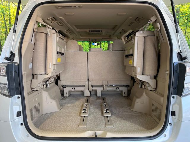 ���i�̂���������ʋ΁A���}���ɏ\���ȉ׎��X�y�[�X���m�ۂ��Ă���܂��B�Z�J���h�V�[�g��|���ƁA�傫�ȉו��̐ύڂ��\�ł���