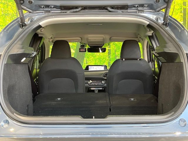 ���i�̂���������ʋ΁A���}���ɏ\���ȉ׎��X�y�[�X���m�ۂ��Ă���܂��B�Z�J���h�V�[�g��|���ƁA�傫�ȉו��̐ύڂ��\�ł���