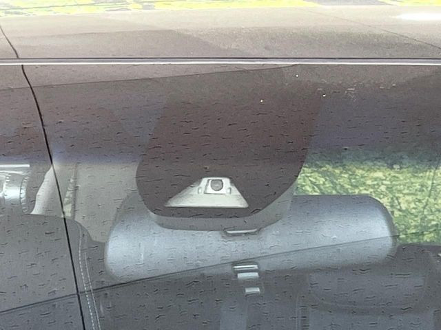 �y�z���_�Z���V���O�z���s���ɑO���̎ԗ�����F�����A�Փ˂������Ȏ��͌x��ƃu���[�L�ŏՓˉ���Ɣ�Q�y�����A�V�X�g�B�����S�Ƀh���C�u�����y���݂��������܂��B