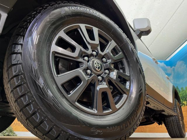 �y����18�C���`�A���~�z�C�[���z�O�ςɃ}�b�`���������A���~�z�C�[���𑕒����Ă���܂��B�e��ЊO�A���~�z�C�[����A�X�^�b�h���X�^�C�����戵�����Ă���܂��B���񂲑��k����������