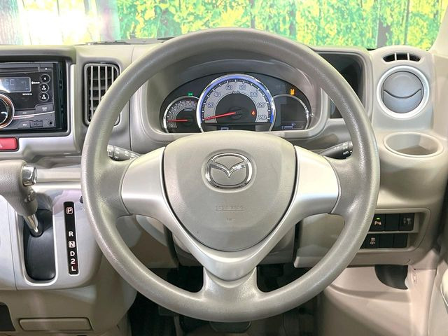 �C���e���A�ɍ��킹���f�U�C���̃X�e�A�����O�́A�^�]�������̂��Ƃ��l���A�^�]���₷���`��A�傫���ł��B�����x�A���ۂɐG���Ă��m���߂��������B