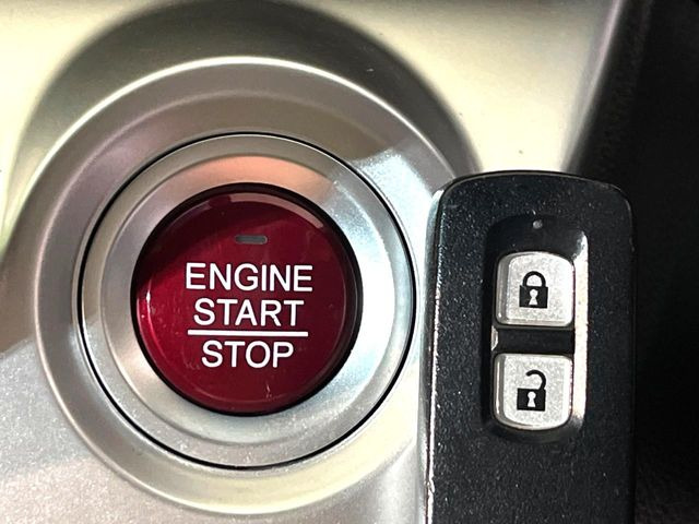 �yHonda�X�}�[�g�L�[�z�J�o����|�P�b�g�ɓ��ꂽ�܂܂ł��h�A�̎{���E�������\�ȃX�}�[�g�L�[�𑕔��B�G���W���̃I���E�I�t�����J�M�����o���K�v����������Ƃ��Ă��֗��ł���