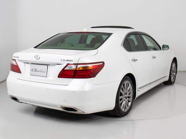 個性的なリアビューで御座います。精悍な佇まいは高級車ならではです。