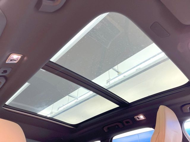 ���p�m���}�~�b�N�K���X���[�t:�唗�͂̃p�m���}���[�t�́A�㕔���Ȃɂ܂ő����Ă���A�J���I�ȋ�Ԃ����y���݂��������܂��B