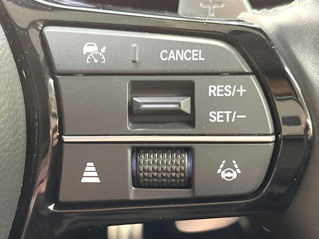 【アダプティブクルーズコントロール】高速道路での長距離走行が楽に!!自動で速度を保つクルーズコントロールが、衝突軽減システムと連携し、前方の車両を感知して車間を保つように速度調節してくれます!!