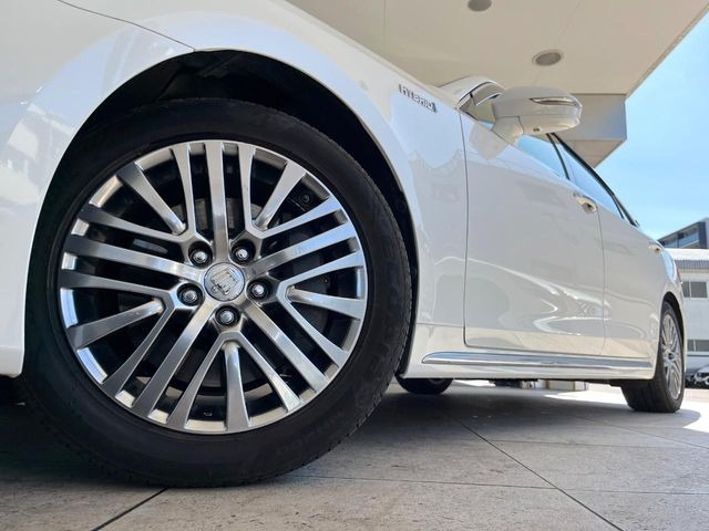 �y����17�C���`�A���~�z�C�[���z�O�ςɃ}�b�`���������A���~�z�C�[���𑕒����Ă���܂��B�e��ЊO�A���~�z�C�[����A�X�^�b�h���X�^�C�����戵�����Ă���܂��B���񂲑��k����������