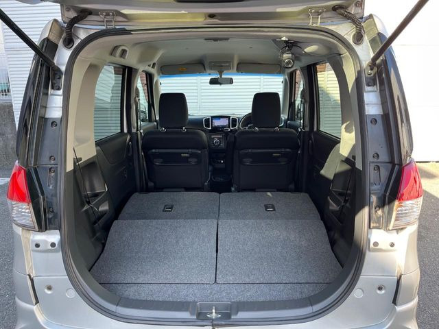 ���i�̂���������ʋ΁A���}���ɏ\���ȉ׎��X�y�[�X���m�ۂ��Ă���܂��B�Z�J���h�V�[�g��|���ƁA�傫�ȉו��̐ύڂ��\�ł���