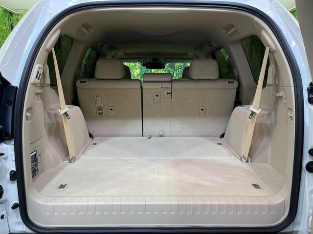 ���i�̂���������ʋ΁A���}���ɏ\���ȉ׎��X�y�[�X���m�ۂ��Ă���܂��B�Z�J���h�V�[�g��|���ƁA�傫�ȉו��̐ύڂ��\�ł���