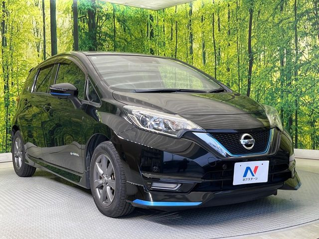 高透明度のガラス皮膜で撥水はもちろん、上質なツヤ・光沢を実現。紫外線や酸性雨から大切な愛車を保護し、色あせ・劣化を防止。「弾スプラッシュコート」、「弾プリミッサコート」からお選びいただけます。