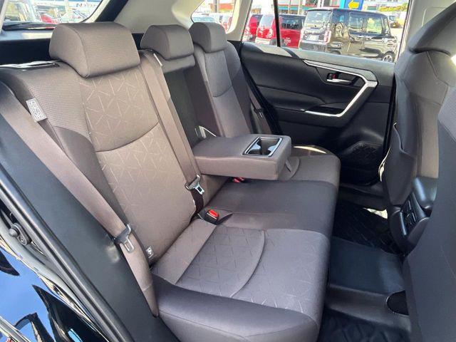 後部座席も気になるようなキズ・汚れやへたり等、大きなダメージはなく、良好な状態です。