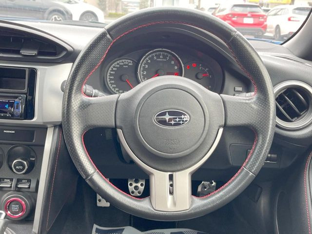 �C���e���A�ɍ��킹���f�U�C���̃X�e�A�����O�́A�^�]�������̂��Ƃ��l���A�^�]���₷���`��A�傫���ł��B�����x�A���ۂɐG���Ă��m���߂��������B