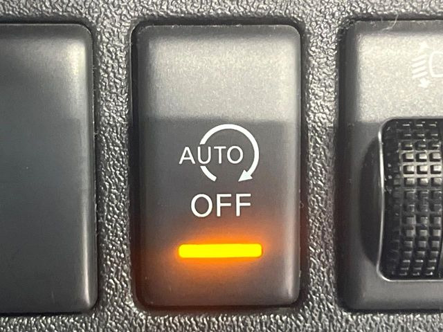 【アイドリングストップ】赤信号や渋滞で停車した際にエンジンを停止し、無駄な燃料の消費を抑えます。燃費向上や環境保護につなげる機能♪エンジンはブレーキを離せば再始動します。