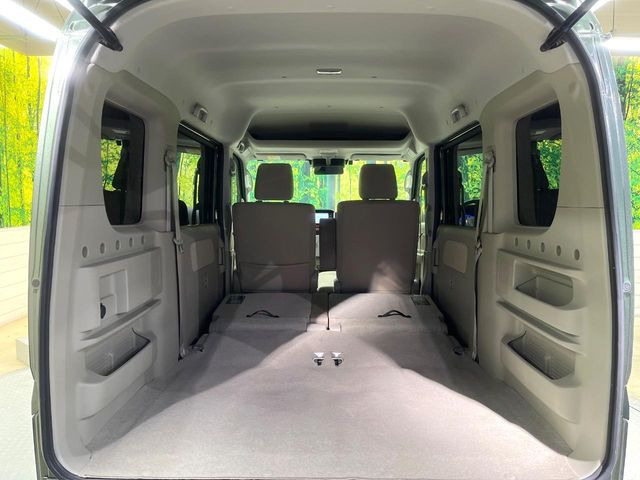 ���i�̂���������ʋ΁A���}���ɏ\���ȉ׎��X�y�[�X���m�ۂ��Ă���܂��B�Z�J���h�V�[�g��|���ƁA�傫�ȉו��̐ύڂ��\�ł���