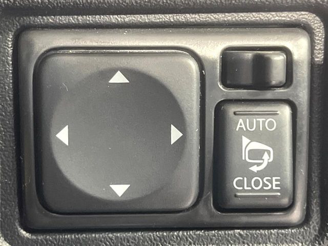 【電動格納ミラー】サイドミラーは電動格納式となっており、狭い駐車場でもキズがつくリスクを抑えられます。