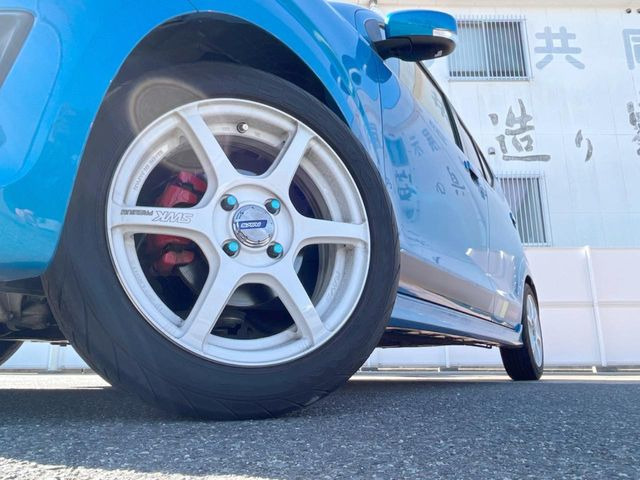 �y15�C���`�A���~�z�C�[���z�O�ςɃ}�b�`�����A���~�z�C�[���𑕒����Ă���܂��B�e��A���~�z�C�[����A�X�^�b�h���X�^�C�����戵�����Ă���܂��B���񂲑��k����������