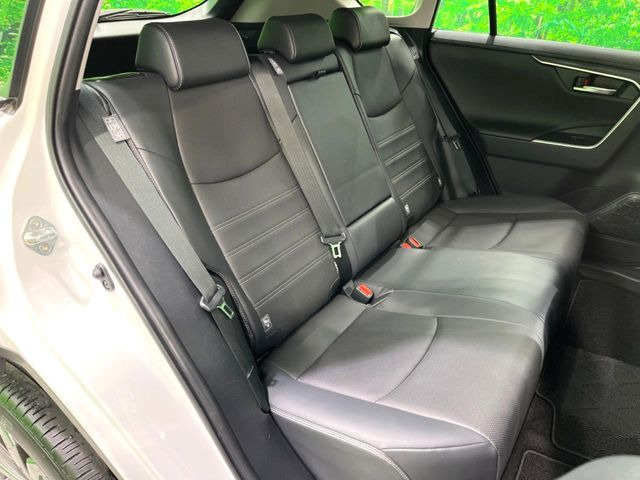 【合皮レザーシート】汚れのふき取りが容易でメンテナンスもが簡単な、機能性に優れる合成皮革を採用した上質なシートです。座り心地もよく、高級感あふれる心地良い車内空間を演出してくれます。