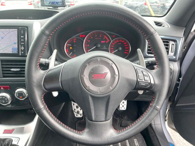 �y�����v�����X�e�A�����O�z�㎿�Ȋv���g�p���邱�ƂŁA��ɂ����������݂ƂĂ��^�]���₷���n���h���ł���