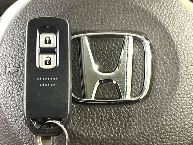 �yHonda�X�}�[�g�L�[�z�J�o����|�P�b�g�ɓ��ꂽ�܂܂ł��h�A�̎{���E�������\�ȃX�}�[�g�L�[�𑕔��B�G���W���̃I���E�I�t�����J�M�����o���K�v����������Ƃ��Ă��֗��ł���
