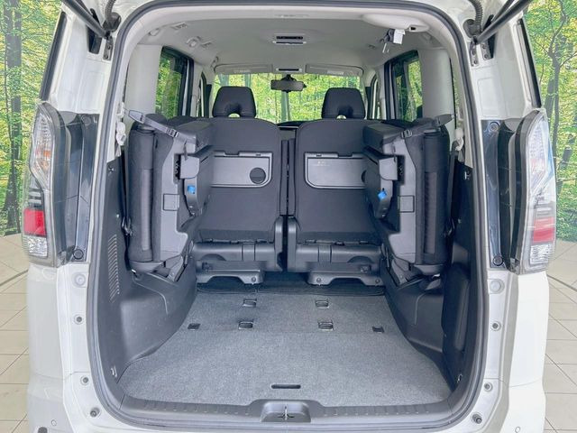 ���i�̂���������ʋ΁A���}���ɏ\���ȉ׎��X�y�[�X���m�ۂ��Ă���܂��B�Z�J���h�V�[�g��|���ƁA�傫�ȉו��̐ύڂ��\�ł���