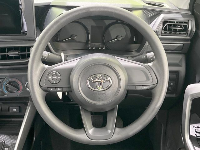 �C���e���A�ɍ��킹���f�U�C���̃X�e�A�����O�́A�^�]�������̂��Ƃ��l���A�^�]���₷���`��A�傫���ł��B�����x�A���ۂɐG���Ă��m���߂��������B