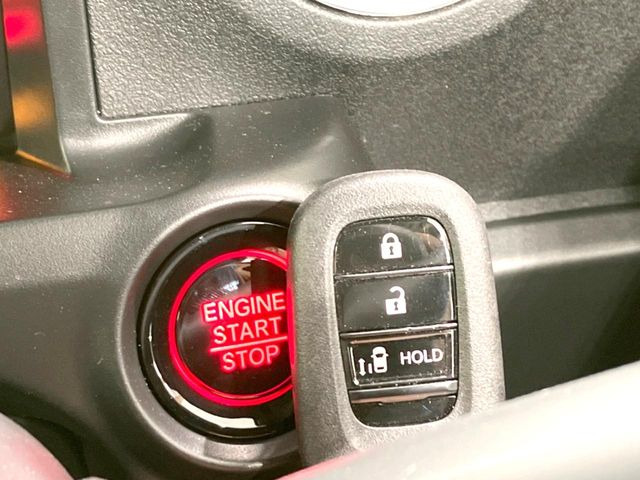 �yHonda�X�}�[�g�L�[�z�J�o����|�P�b�g�ɓ��ꂽ�܂܂ł��h�A�̎{���E�������\�ȃX�}�[�g�L�[�𑕔��B�G���W���̃I���E�I�t�����J�M�����o���K�v����������Ƃ��Ă��֗��ł���