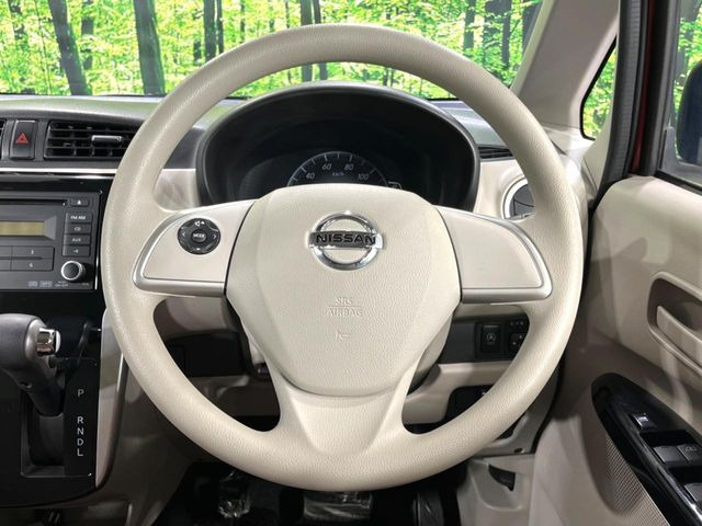 �C���e���A�ɍ��킹���f�U�C���̃X�e�A�����O�́A�^�]�������̂��Ƃ��l���A�^�]���₷���`��A�傫���ł��B�����x�A���ۂɐG���Ă��m���߂��������B