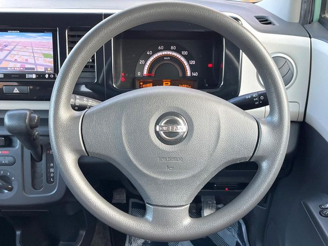 �C���e���A�ɍ��킹���f�U�C���̃X�e�A�����O�́A�^�]�������̂��Ƃ��l���A�^�]���₷���`��A�傫���ł��B�����x�A���ۂɐG���Ă��m���߂��������B