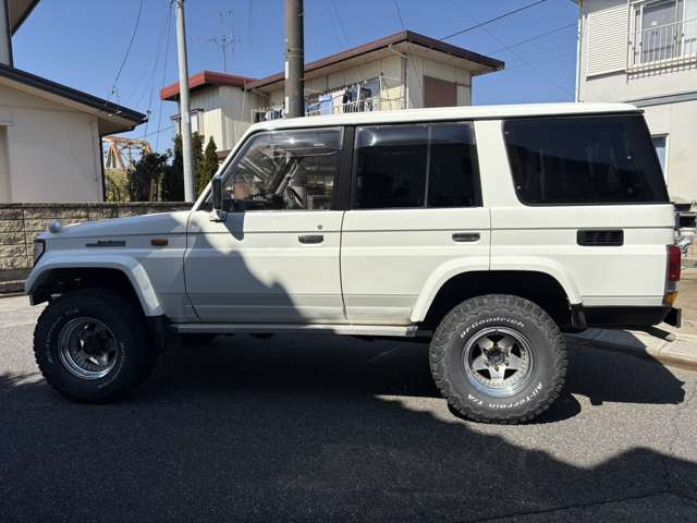 当店在庫は外装、内装クリーニング後に展示し、併せて事故修復歴の有無、メーター改ざん歴の有無も第三者機関による検査を全台実施しております。車検、整備、鈑金塗装も自社で対応できますのでご安心ください。