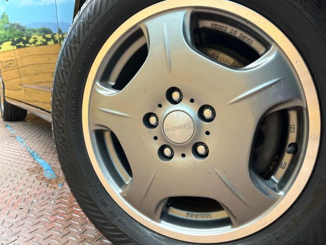 �y����16�C���`�A���~�z�C�[���z�O�ςɃ}�b�`���������A���~�z�C�[���𑕒����Ă���܂��B�e��ЊO�A���~�z�C�[����A�X�^�b�h���X�^�C�����戵�����Ă���܂��B���񂲑��k����������