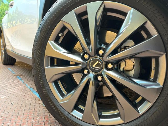 【純正18インチアルミホイール】外観にマッチした純正アルミホイールを装着しております。各種社外アルミホイールや、スタッドレスタイヤも取扱いしております。是非ご相談ください♪