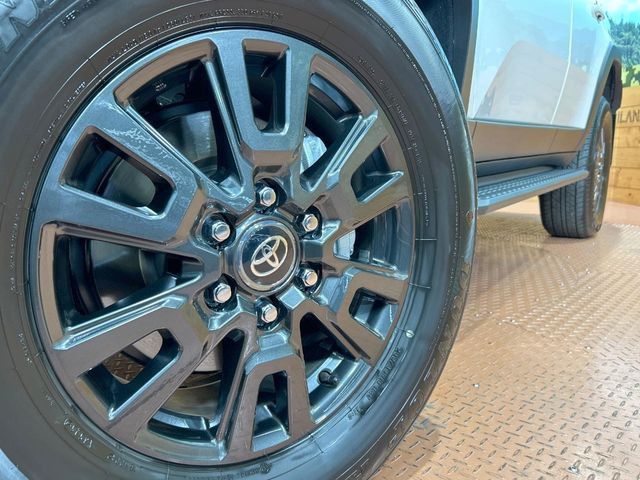 �y����18�C���`�A���~�z�C�[���z�O�ςɃ}�b�`���������A���~�z�C�[���𑕒����Ă���܂��B�e��ЊO�A���~�z�C�[����A�X�^�b�h���X�^�C�����戵�����Ă���܂��B���񂲑��k����������