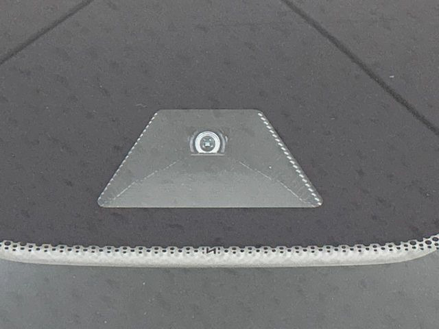 【ホンダセンシング】走行中に前方の車両等を認識し、衝突しそうな時は警報とブレーキで衝突回避と被害軽減をアシスト。より安全にドライブをお楽しみいただけます。