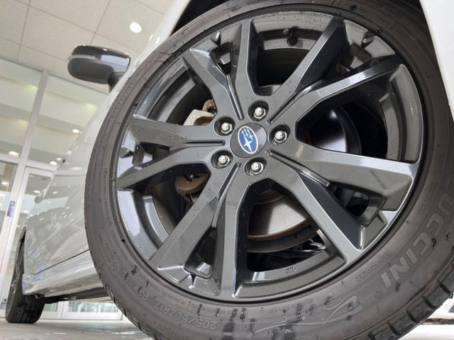 �y����17�C���`�A���~�z�C�[���z�O�ςɃ}�b�`���������A���~�z�C�[���𑕒����Ă���܂��B�e��ЊO�A���~�z�C�[����A�X�^�b�h���X�^�C�����戵�����Ă���܂��B���񂲑��k����������