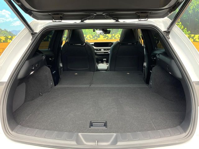 ラゲッジルームは、大容量のスペースを確保。普段のお買い物からレジャーまで、幅広く活躍してくれます!また、リアシートを倒すことでバリエーション豊かにお使いいただけます。