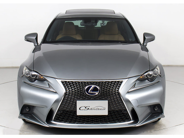 禁煙車です!室内は嫌なニオイも無く、すごく綺麗な状態です!禁煙車・・特にセダンタイプのお車では少ないですよね!!タバコのニオイが苦手なお客様必見です!快適にご乗車頂けます!!