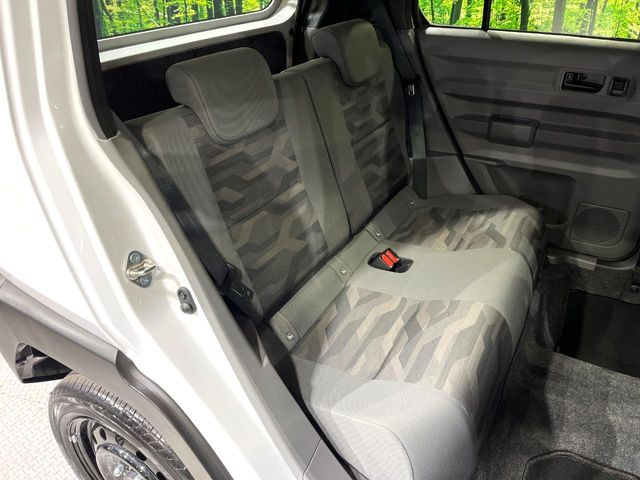 後部座席も気になるようなキズ・汚れやへたり等、大きなダメージはなく、良好な状態です。