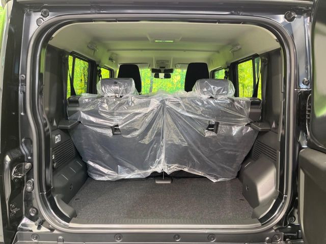 ���i�̂���������ʋ΁A���}���ɏ\���ȉ׎��X�y�[�X���m�ۂ��Ă���܂��B�Z�J���h�V�[�g��|���ƁA�傫�ȉו��̐ύڂ��\�ł���