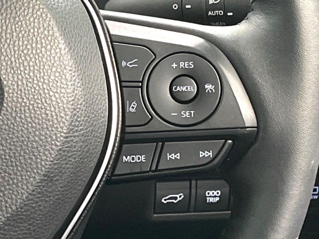 【レーダークルーズコントロール】高速道路での長距離走行が楽に!!自動で速度を保つクルーズコントロールが、衝突軽減システムと連携し、前方の車両を感知して車間を保つように速度調節してくれます!!