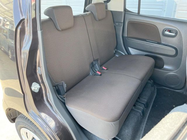 後部座席も気になるようなキズ・汚れやへたり等、大きなダメージはなく、良好な状態です。