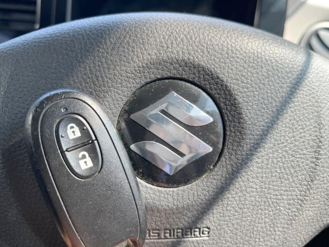 【キーレススタートシステム】カバンやポケットに入れたままでもドアの施錠・解錠が可能なスマートキーを装備。エンジンのオン・オフ時もカギを取り出す必要が無いからとっても便利です♪