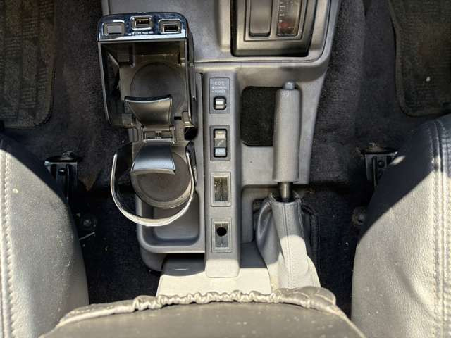 気になるお車がありましたら右の電話番号から直接お店にお問い合わせください。支払方法から車両情報、状態までなんでもご説明させて頂きます。スタッフ一同ご連絡お待ちしております。