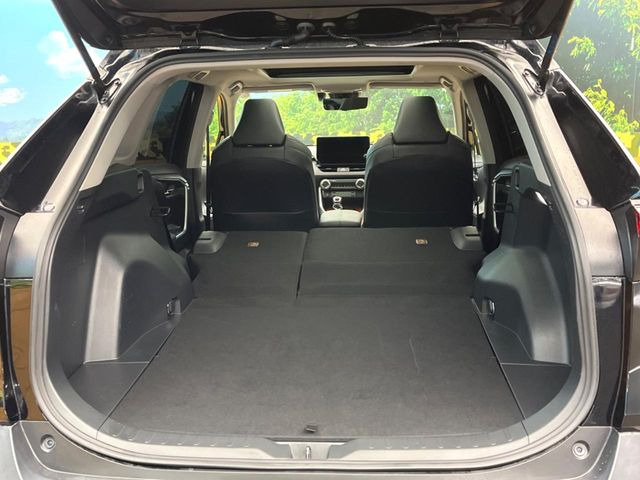 ���i�̂���������ʋ΁A���}���ɏ\���ȉ׎��X�y�[�X���m�ۂ��Ă���܂��B�Z�J���h�V�[�g��|���ƁA�傫�ȉו��̐ύڂ��\�ł���