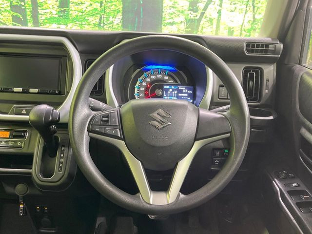 �C���e���A�ɍ��킹���f�U�C���̃X�e�A�����O�́A�^�]�������̂��Ƃ��l���A�^�]���₷���`��A�傫���ł��B�����x�A���ۂɐG���Ă��m���߂��������B