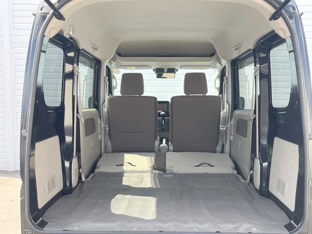 ���i�̂���������ʋ΁A���}���ɏ\���ȉ׎��X�y�[�X���m�ۂ��Ă���܂��B�Z�J���h�V�[�g��|���ƁA�傫�ȉו��̐ύڂ��\�ł���