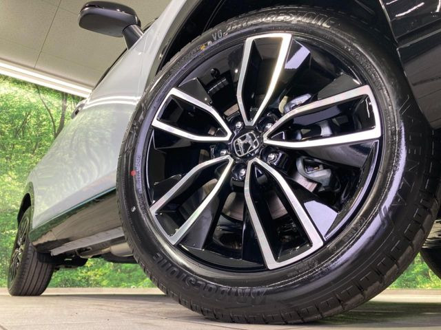 【純正18インチアルミホイール】外観にマッチした純正アルミホイールを装着しております。各種社外アルミホイールや、スタッドレスタイヤも取扱いしております。是非ご相談ください♪