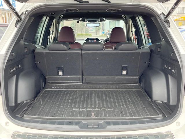 ���i�̂���������ʋ΁A���}���ɏ\���ȉ׎��X�y�[�X���m�ۂ��Ă���܂��B�Z�J���h�V�[�g��|���ƁA�傫�ȉו��̐ύڂ��\�ł���