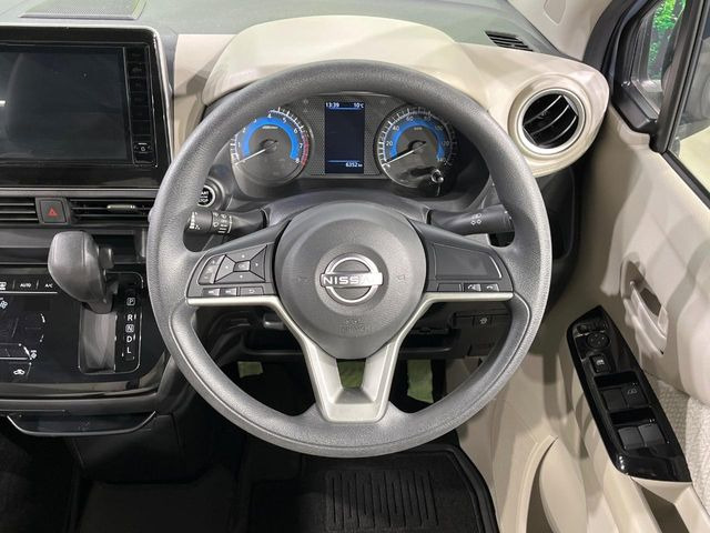 �C���e���A�ɍ��킹���f�U�C���̃X�e�A�����O�́A�^�]�������̂��Ƃ��l���A�^�]���₷���`��A�傫���ł��B�����x�A���ۂɐG���Ă��m���߂��������B